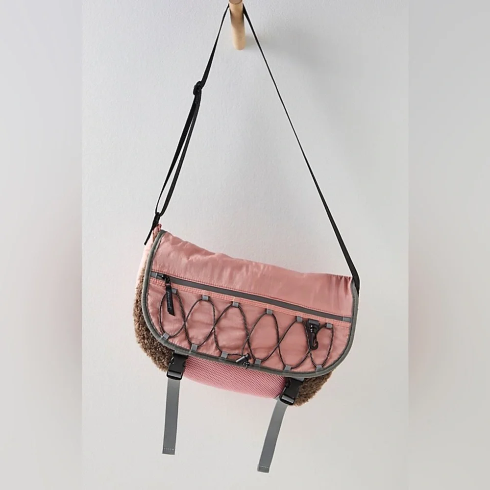 FREE PEOPLE Pink/Grey Playoff‎ Sherpa Messenger Bag | NEW/NWT!!🩷🩷